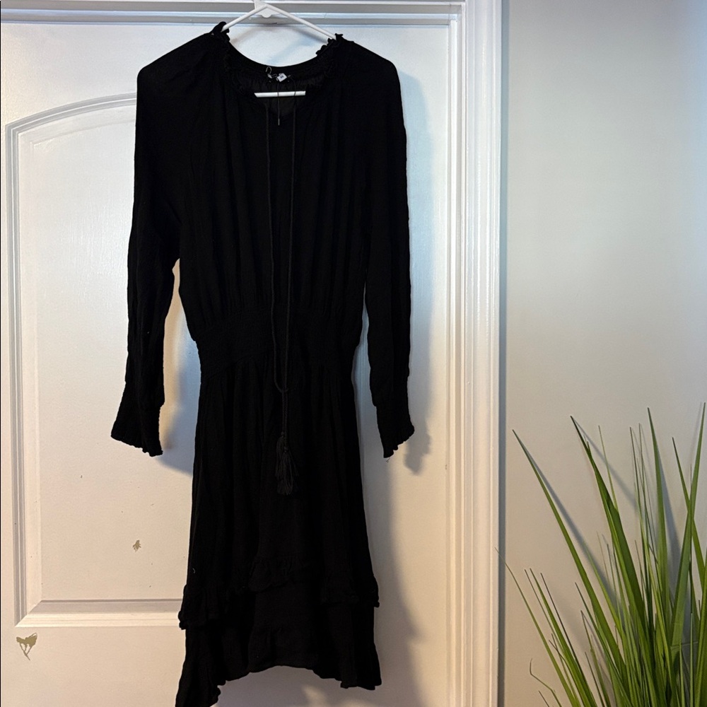 Yakira Bella flownsy dress in BLACK - Picture 2 of 6
